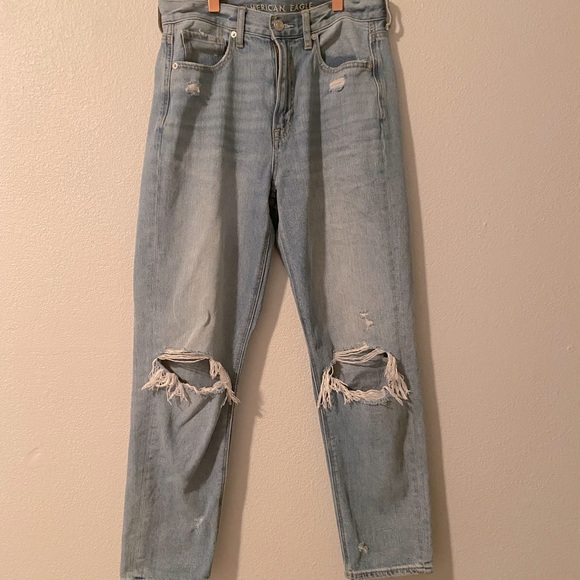 American Eagle Outfitters Denim - Classic Blue American Eagle Mom jeans size 6